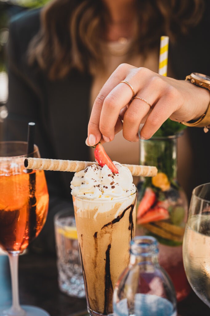 Erdbeere in Eiskaffee bei Café Salitri in Hallein