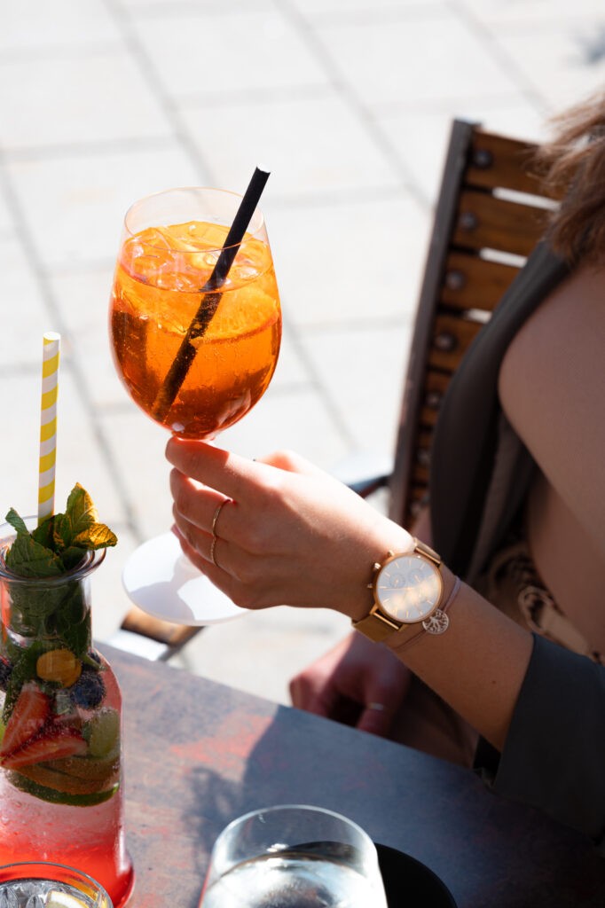 Aperol Spritz in Sonne am Bayrhamerplatz bei Café Salitri Hallein