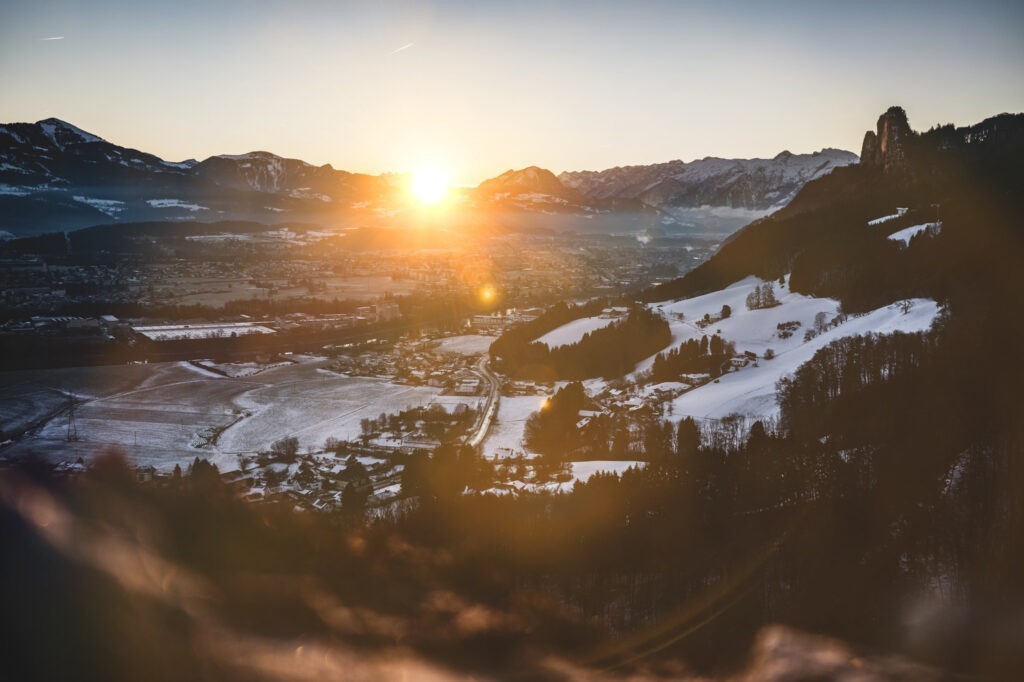 Sonnenaufgang in Hallein von Ruine Guetrat mit Blick zu den Barmsteinen