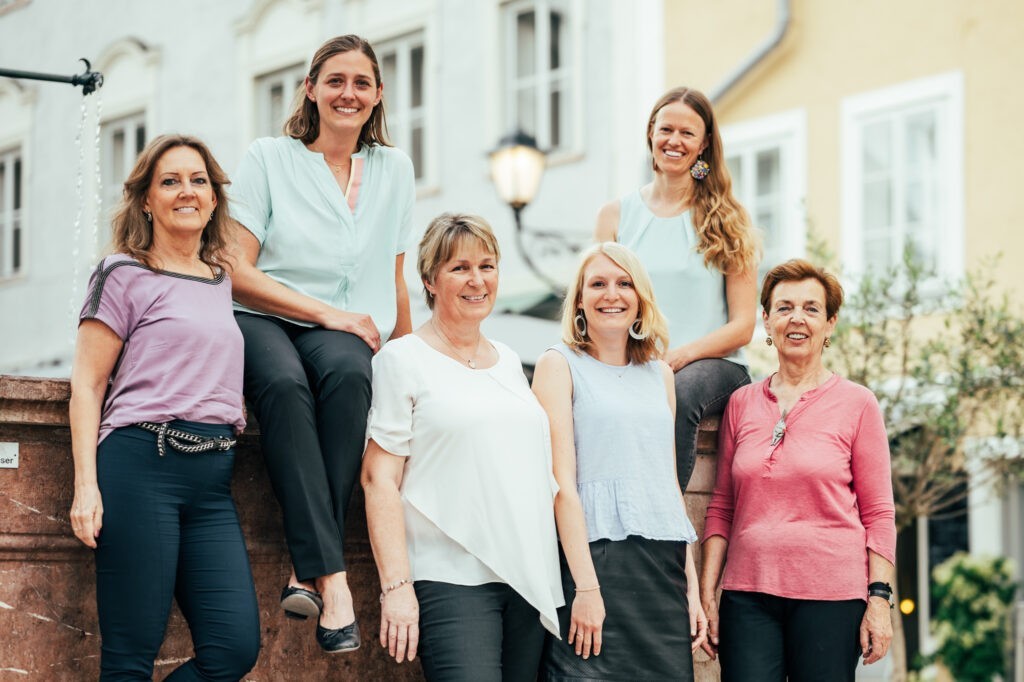 Gruppenfoto der Mitarbeiterinnen von Springer Immobilien am Brunnen am Korsteinplatz in Hallein