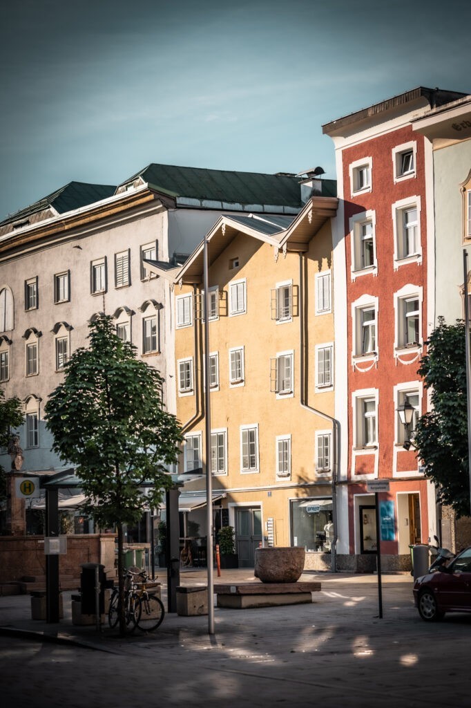 Bunte Häuser am Kornsteinplatz in Hallein bei morgendlicher Stimmung