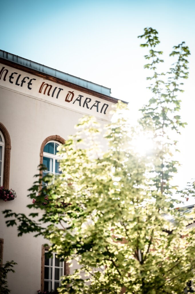 Spruch am Rathaus in Hallein bei Sonnenaufgang