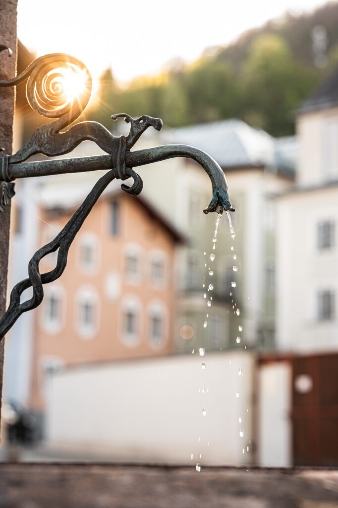 Brunnen am Molnarplatz in Hallein bei Sonnenuntergang