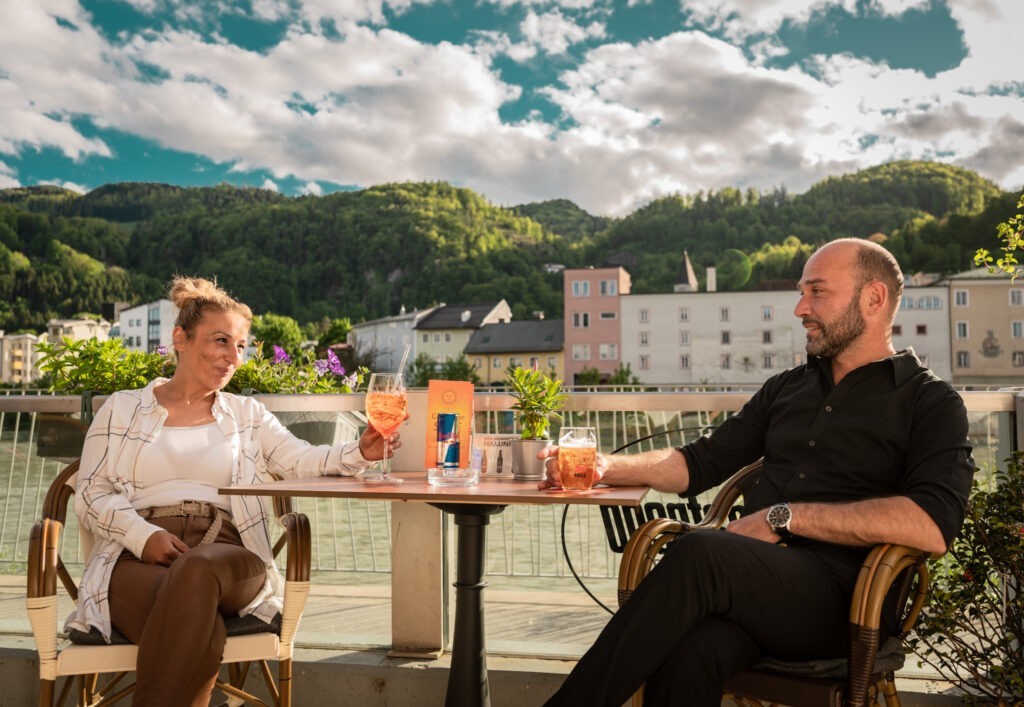 Cafe Sole Hallein auf der sonnigen Terrasse mit Getränken im Sommer