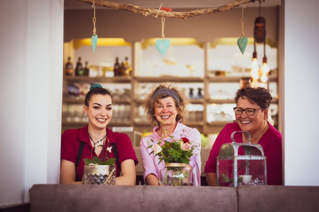 Gruppenfoto der Mitarbeiterinnen von Eckzimmer Kaffee in Hallein