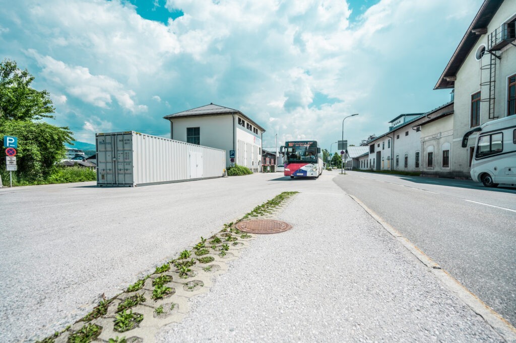 Busparkplatz Mauttorpromenade auf der Pernerinsel in Hallein mit Salzburg Verkehr Bus