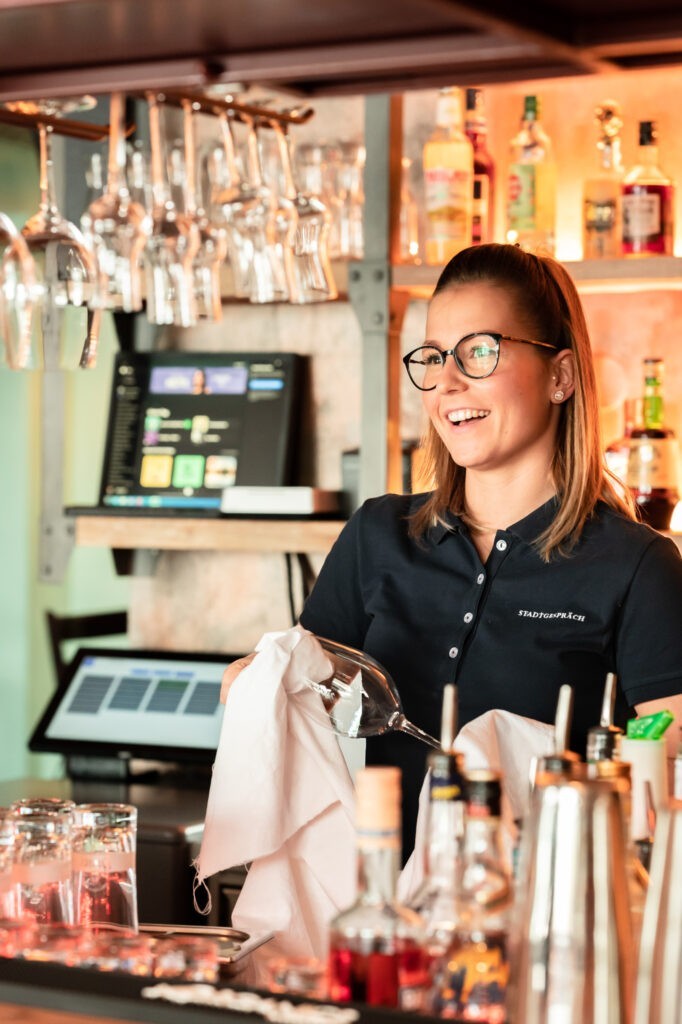 Inhaberin Jenny von Lokal Stadtgespräch Hallein hinter der Bar