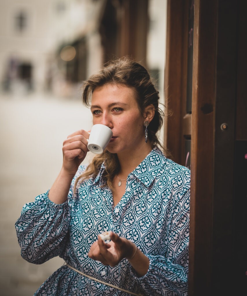 Lea Stipek trinkt griechischen Kaffee bei Ta Leme in Hallein