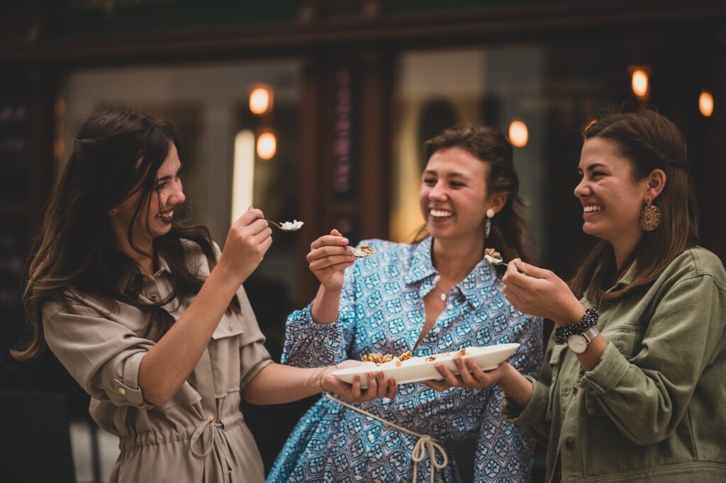 Lea Stipek, Julia Krispler und Michaela Lang essen griechisches Joghurt bei Ta Leme in Hallein