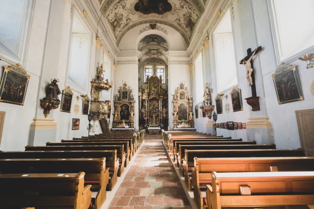 Wallfahrtskirche Bad Dürrnberg mit Blick zum Altar
