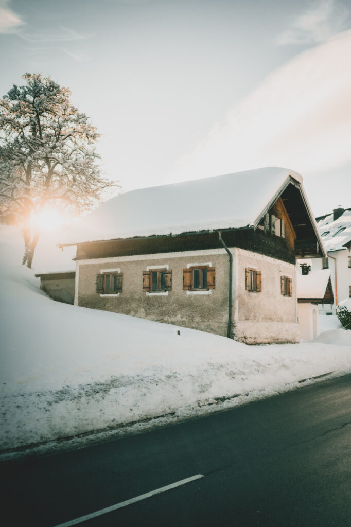 Altes Haus in Bad Dürrnberg im Winter bei Schneelandschaft