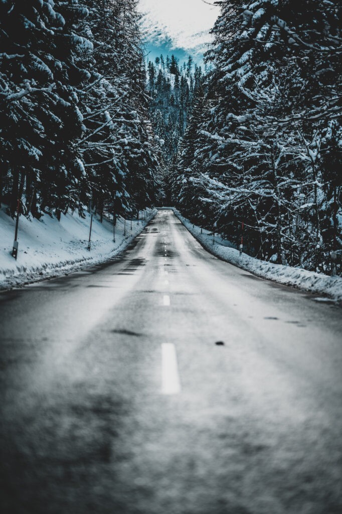 Straße der Rossfeld-Panoramastraße im Winter bei Schneelandschaft